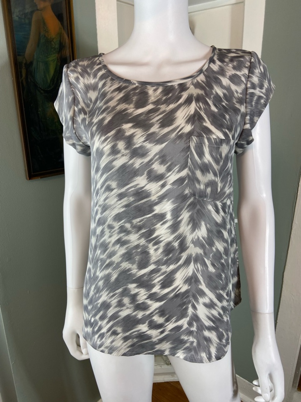 Joie Silk Gray Leopard Animal Print Short-Sleeve Pocket Tee Top Shirt Blouse XS